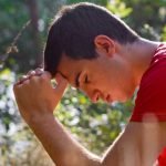 Qué debo hacer si me siento distraído durante la oración
